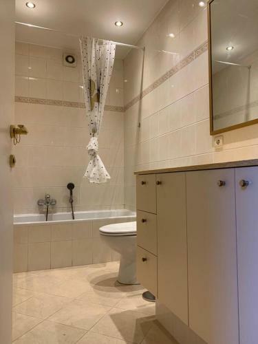 Lovely Two Bedroom Apartment With Free Parking