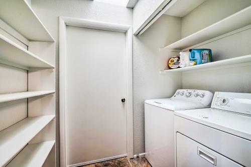 Vibrant Family Home With Grill, Walk Downtown!