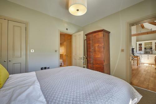 Pope Lodge: Stunning Stone Coach House Conversion