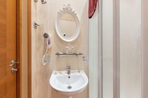 Hostal Valensija Studio Apartment Hotel