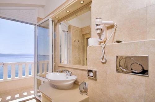 Hostal Apartments And Rooms Beachfront Luxury Condos