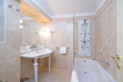Hostal Apartments And Rooms Beachfront Luxury Condos