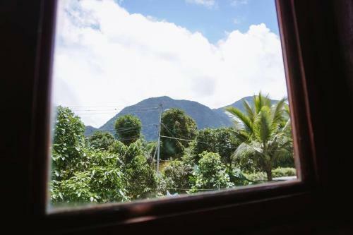 Agradable Casa de Dos Pisos En El Valle de Ant�n