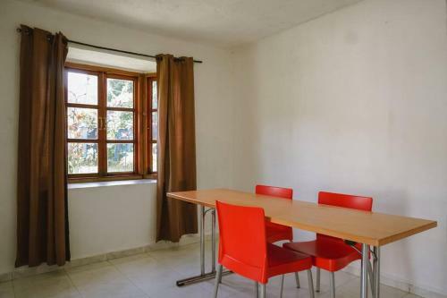 Agradable Casa de Dos Pisos En El Valle de Ant�n