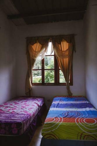 Agradable Casa de Dos Pisos En El Valle de Ant�n