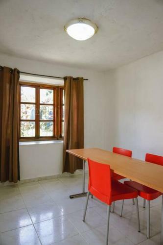 Agradable Casa de Dos Pisos En El Valle de Ant�n