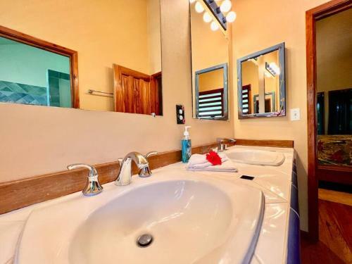 Villa Far Tortuga @ First Bight, Roatan