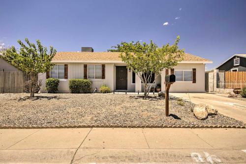 Modern Peoria Home Large Yard, Grill, Games!
