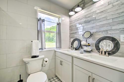 Bright Home With Fire Pit, Near Back 40 Trail!