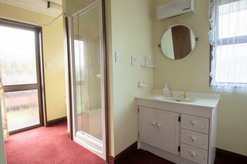 Redcliff House - Te Anau Holiday Home