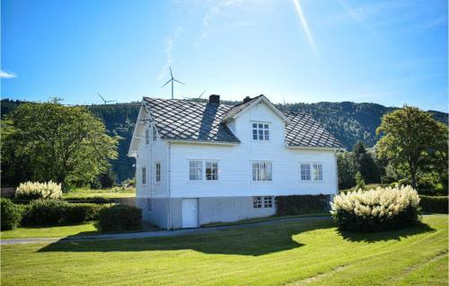 Stunning Home In Fitjar With Wifi And 5 Bedrooms