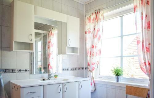 Stunning Home In Fitjar With Wifi And 5 Bedrooms