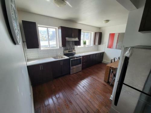 Full Kitchen / Metro Atwater / High Speed Internet