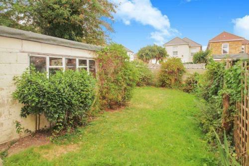 Spacious 6 Bedroom House Close To Beaches And Town