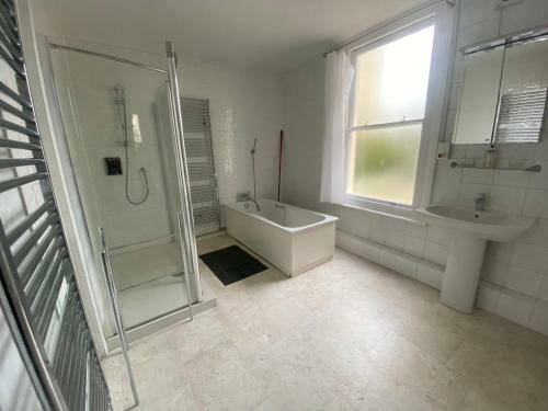Brighton Beach Villa - 5 Double Bedrooms