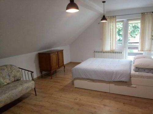 Villa Cheerful 4-bedroom House With Free Parking.