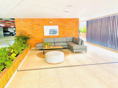 Gorgeous 3 Bedroom Apartment Condo With Balcony