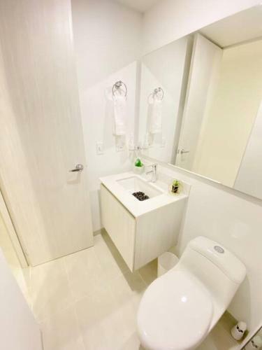 Gorgeous 3 Bedroom Apartment Condo With Balcony