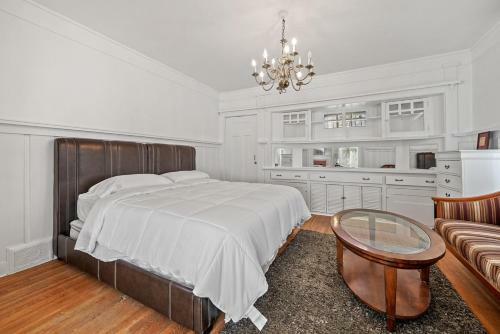Spacious 5 Bedroom House Sleeps 13 Free Parking