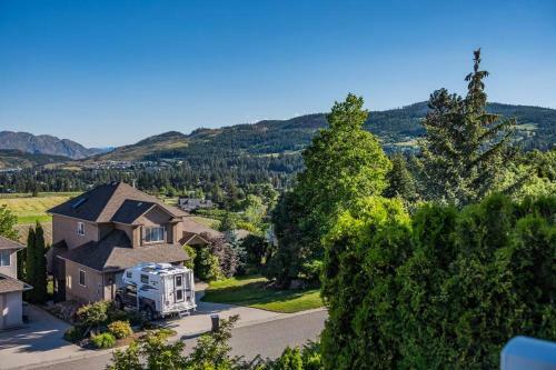 Cheerful 3-bedroom Home In West Kelowna