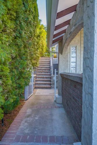 Cheerful 3-bedroom Home In West Kelowna