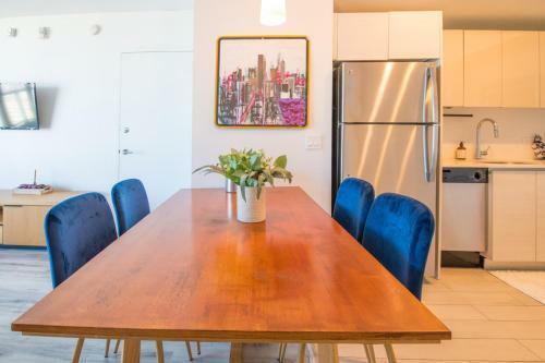 Chic 1br 1bth W Water Views Balcony Modern Kitchen Pool Gym