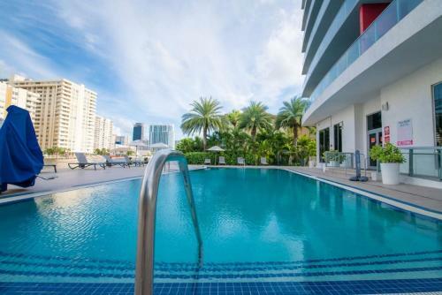 Beautiful Florida City View Balcony Gym Pool