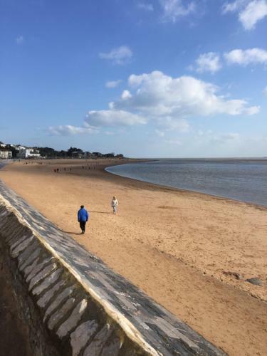 Modern 2 Bed Apartment In Central Exmouth
