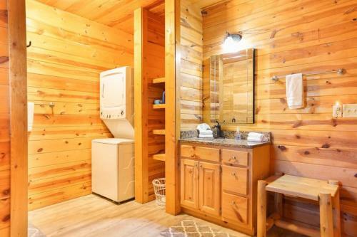 Villa Cozy Creekside Log Cabin W Firepit, Hot Tub, Wifi