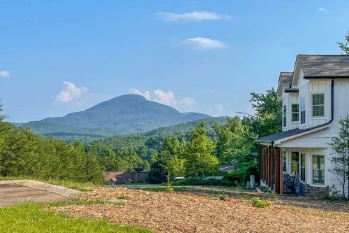 Stunning Helen Getaway With Private Hot Tub!