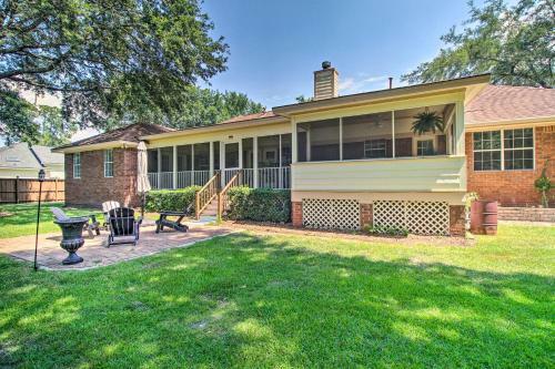 Bright Family-friendly Escape, Walk To River!