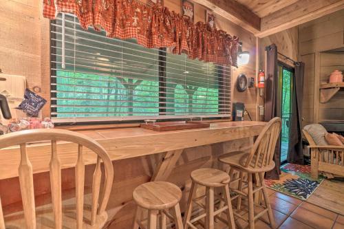 Tranquil Nw Georgia Cabin With Private Hot Tub