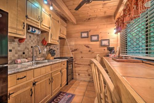 Tranquil Nw Georgia Cabin With Private Hot Tub
