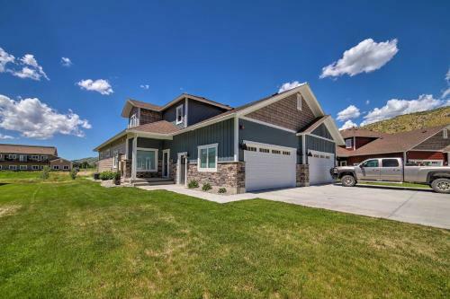 Modern Swan Valley Townhome With Walking Trails