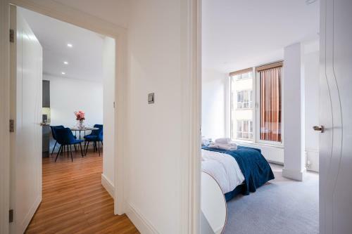 Stunning Town Centre Apartment -free On Site Parking!