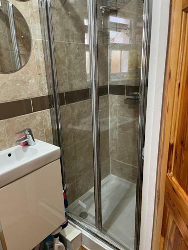 Large Private Double Bedroom With Free On Site Parking