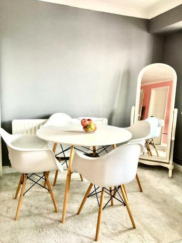 Hostal Family Room - Spacious Place With Full Kitchen