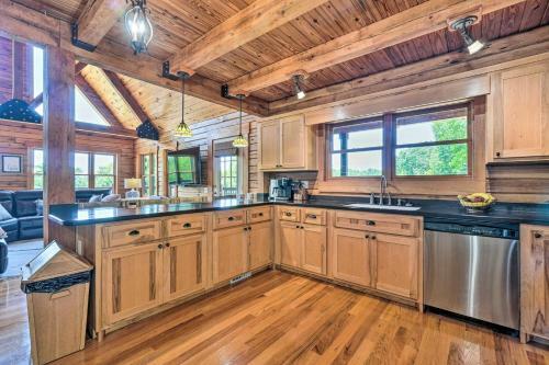 Idyllic Lakeview Lodge With Private Hot Tub!
