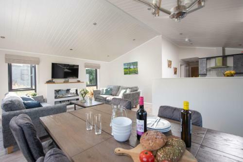 Meadow Lodge, 30 Roadford Lake Lodges