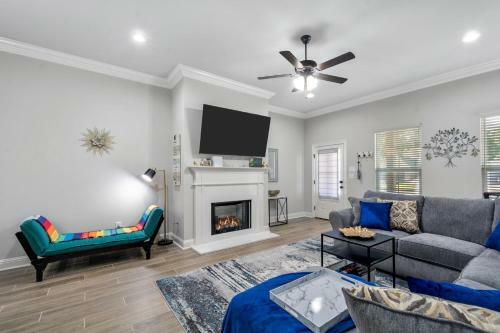 Central, New & Modern: Your Space Away From Home!!