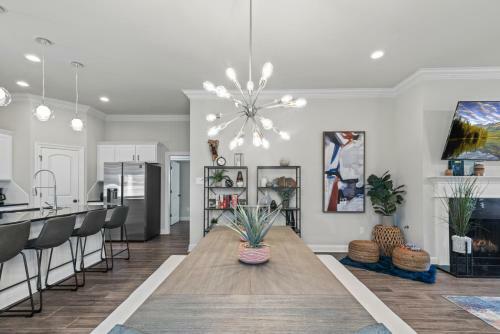 Luxe, Central, & Contemporary - A Modern Utopia!