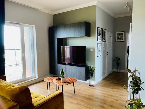 Cozy, Bright & Sunny Apartment With Terrace!