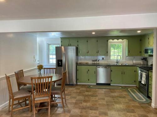 Cozy Three Bedroom Cottage. Close To The Beach!