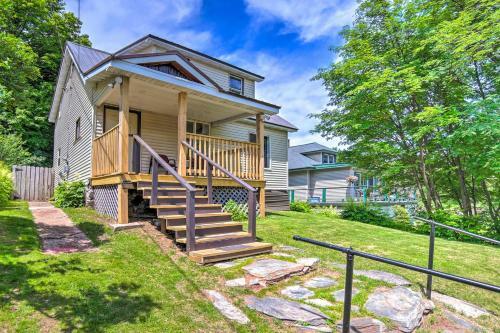 Cozy Ishpeming Cottage With Lake And Park Views!