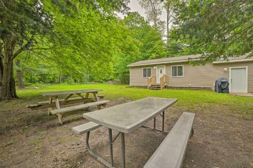 Quiet House Near Houghton Lake With Fire Pit!