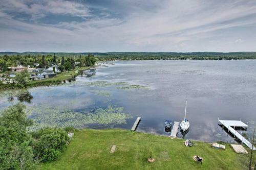 All-season Lakefront Home With Deck And Boat Dock