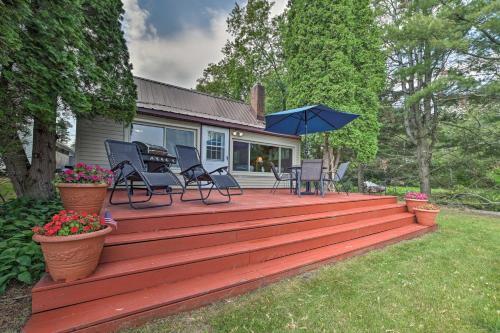 All-season Lakefront Home With Deck And Boat Dock