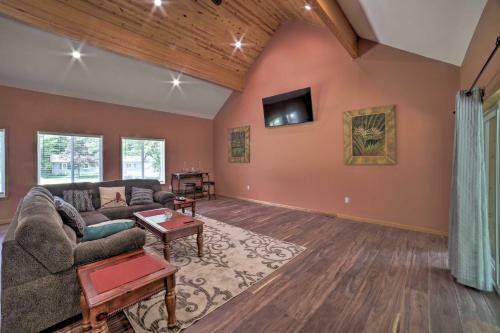 Spacious House On Half Acre Less Than 3 Mi To Beach!