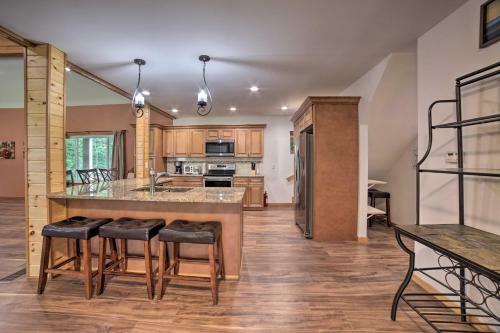 Spacious House On Half Acre Less Than 3 Mi To Beach!