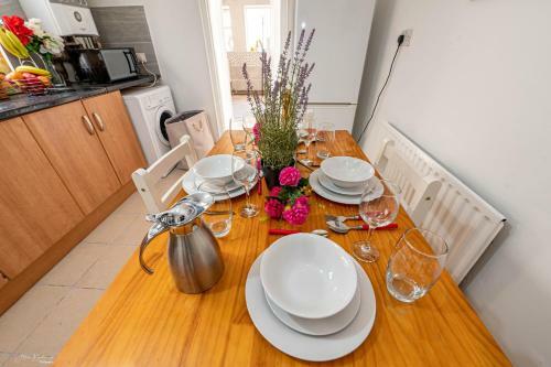 Cheerful 4 Bedrooms Home 8 Mn To Train Station
